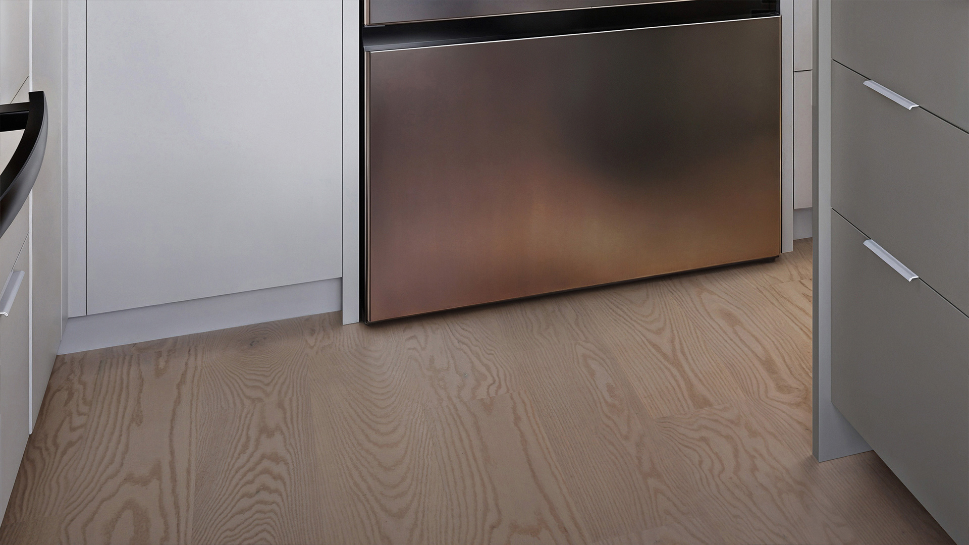 Gros plan de matériaux 3D : plancher bois clair, plinthes blanches et panneau métallique brossé en cuisine