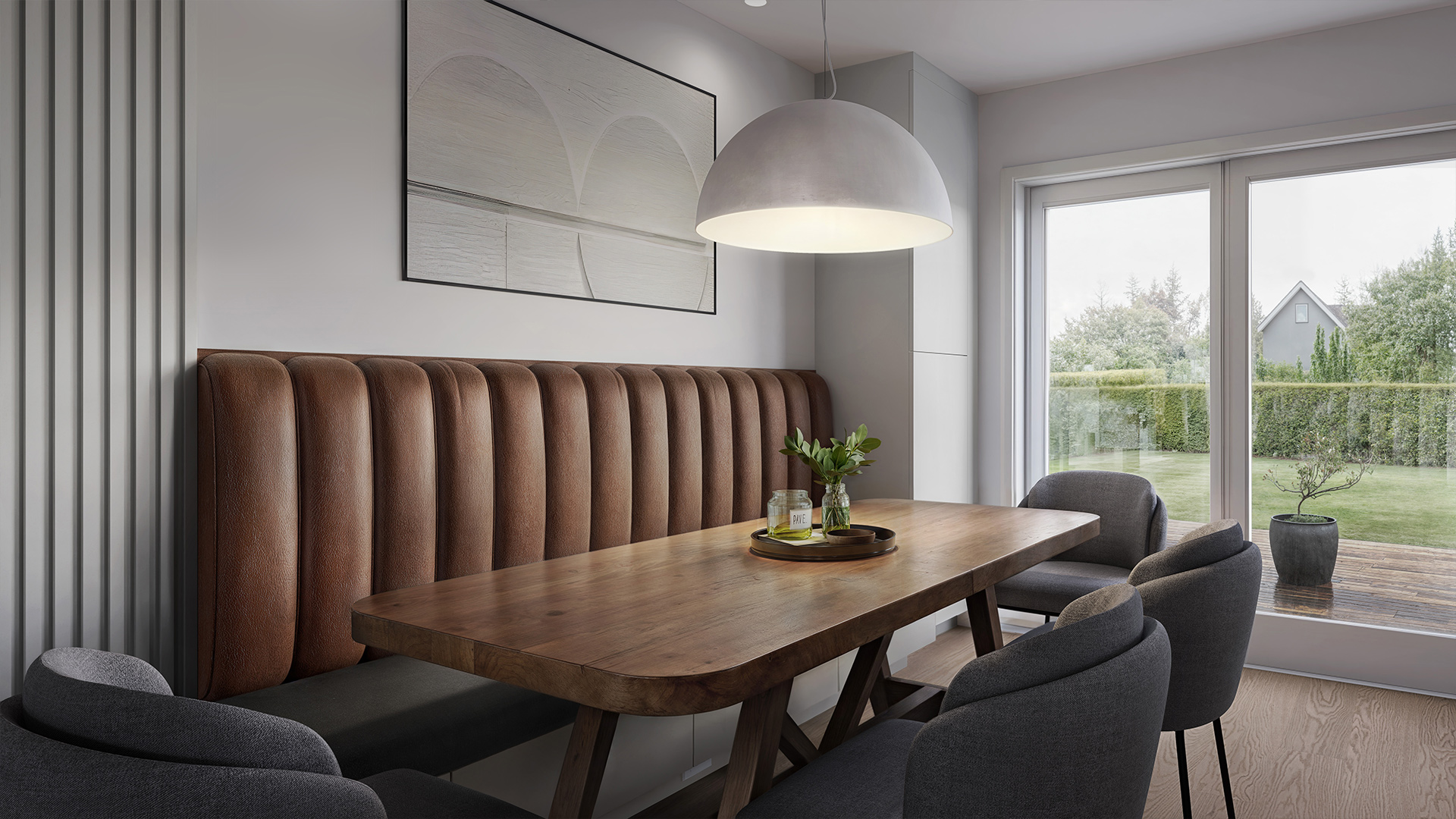 Salle à manger moderne en rendu 3D avec table bois, banquette cuir cognac et vue jardin par baie vitrée